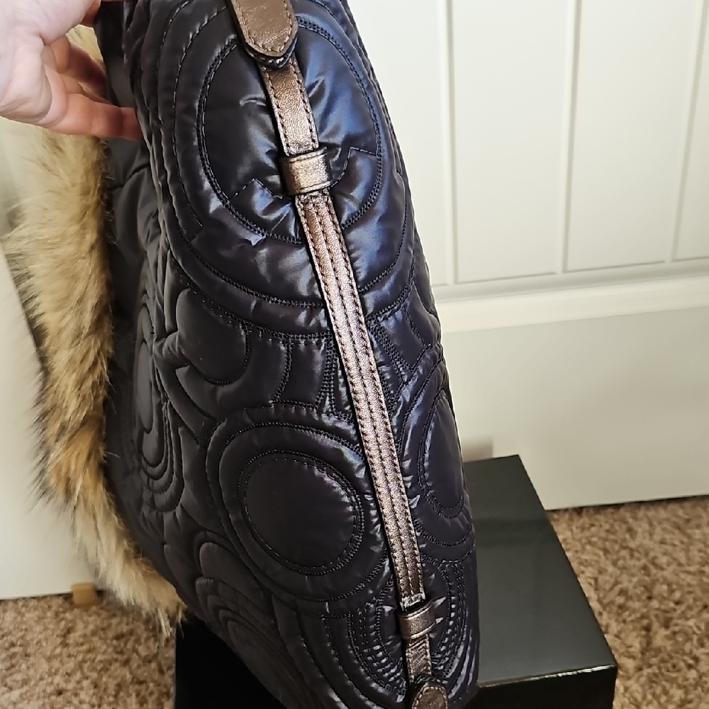 Coach 2010 NWT Hamptons Ski Fur XL Hobo Bag Coyote Fur Trim Quilted Black - Picture 14 of 16